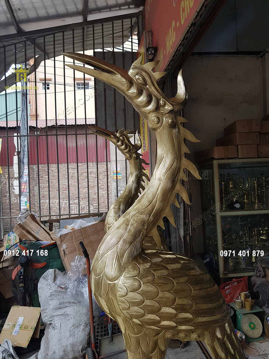 Thần th&aacute;i oai vệ với chiếc mỏ d&agrave;i, đầu lu&ocirc;n hướng về ph&iacute;a trước được chạm khắc sắc sinh động